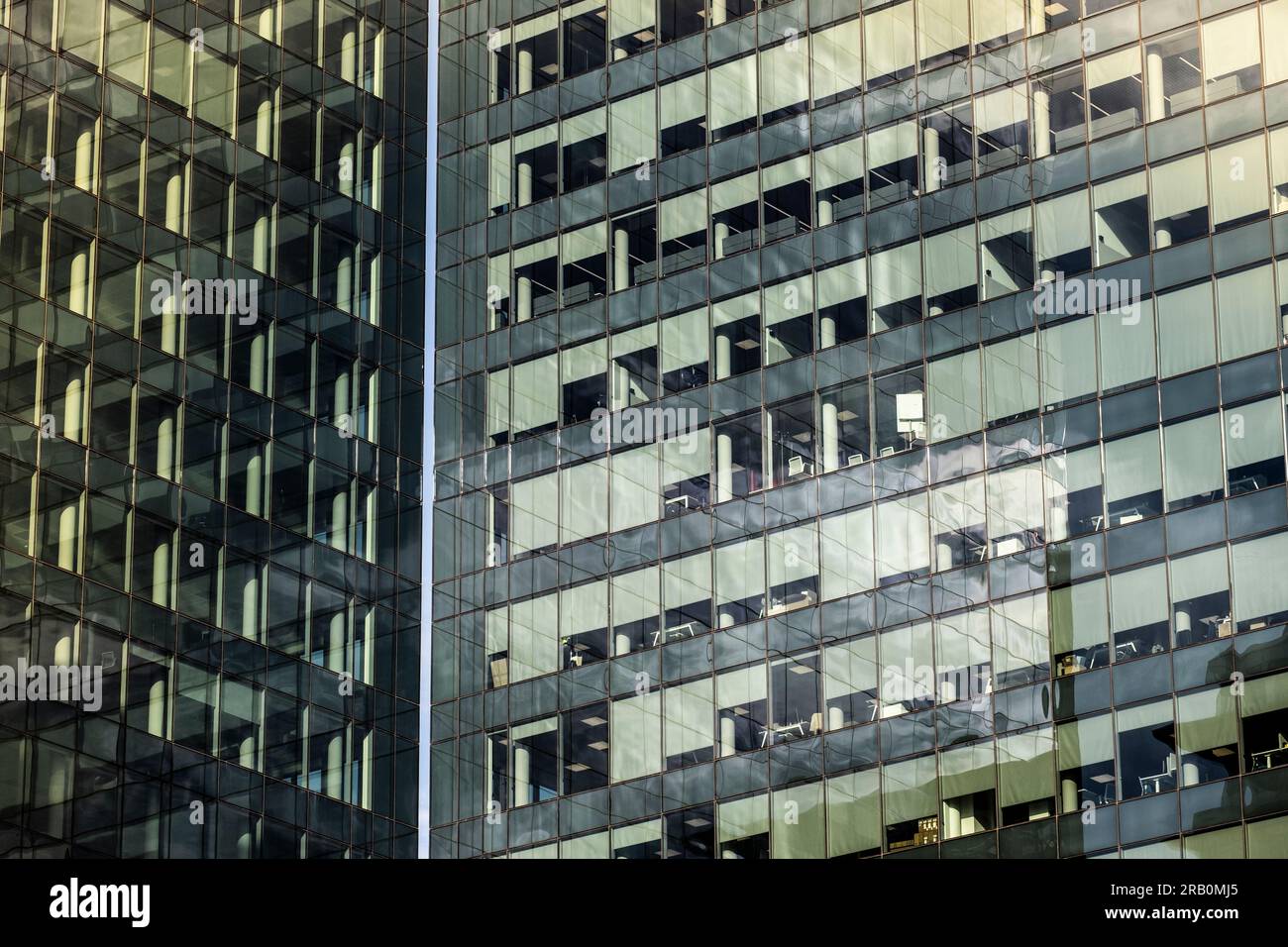 Fassade eines modernen leeren Bürogebäudes Stockfoto