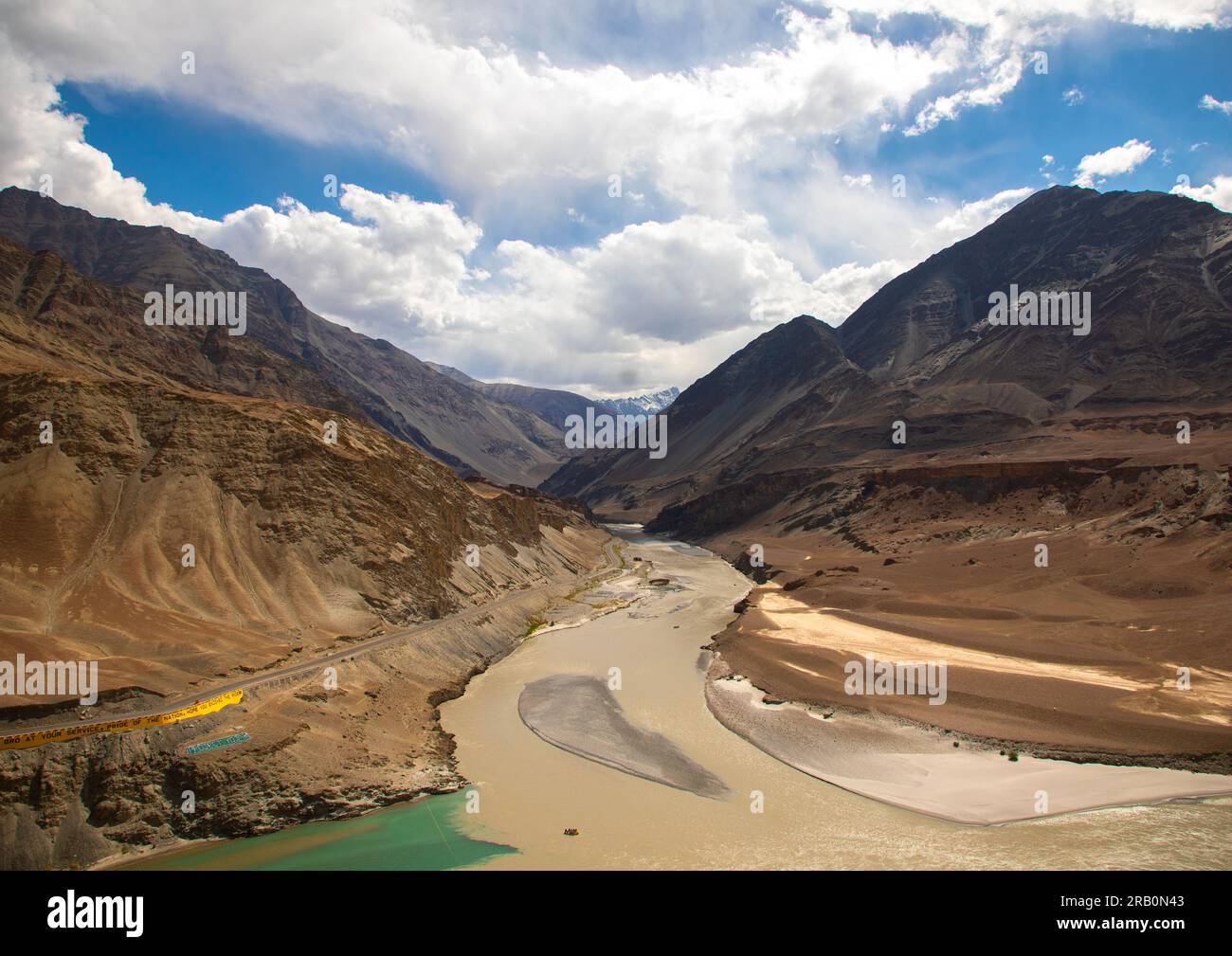 Luftaufnahme des Zusammenflusses der Flüsse Indus und Zanskar, Ladakh, Leh, Indien Stockfoto