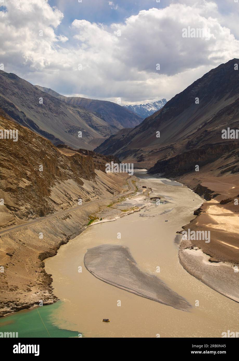 Luftaufnahme des Zusammenflusses der Flüsse Indus und Zanskar, Ladakh, Leh, Indien Stockfoto