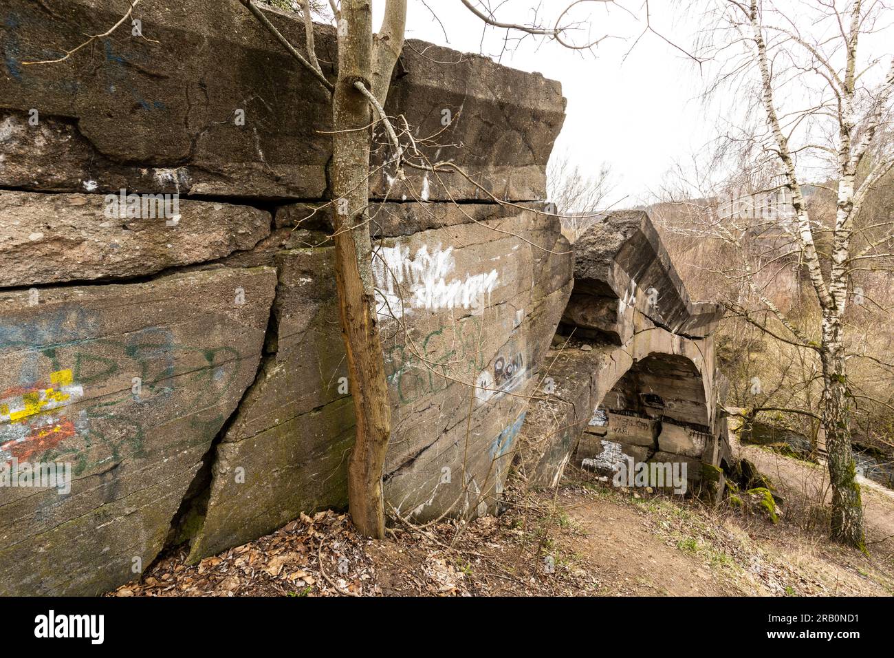 Europa, Polen, Woiwodschaft Warmian-Masurian, alte zerstörte Eisenbahnbrücke über den Fluss Sapina im Dorf Kruklanki Stockfoto