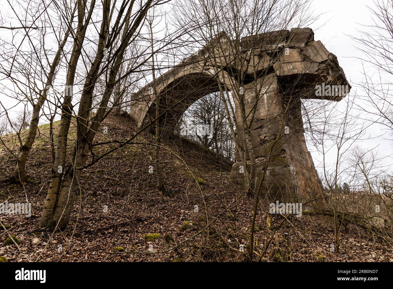 Europa, Polen, Woiwodschaft Warmian-Masurian, alte zerstörte Eisenbahnbrücke über den Fluss Sapina im Dorf Kruklanki Stockfoto