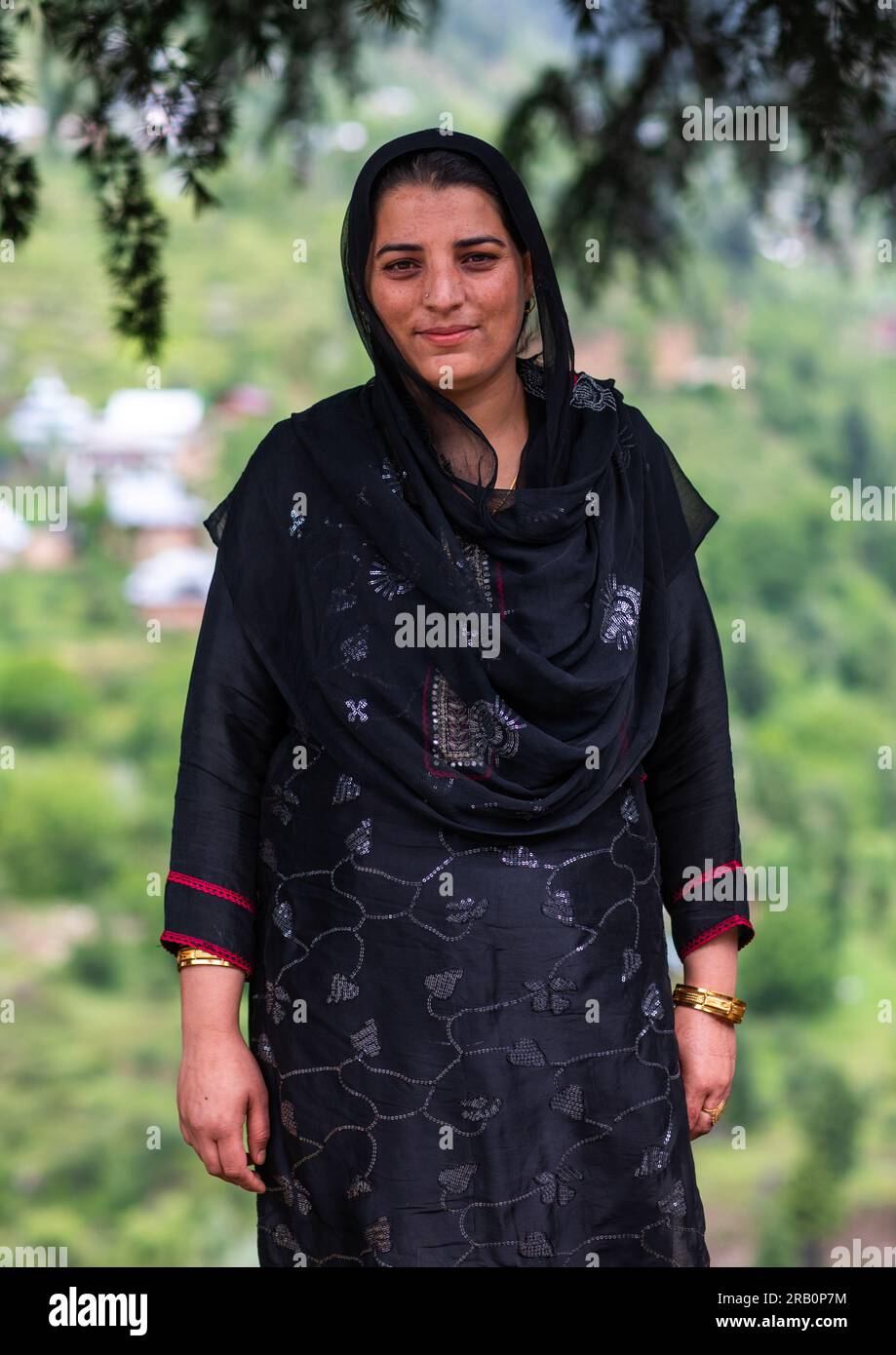 Porträt einer indischen Frau in Schwarz, Jammu und Kaschmir, Kangan, Indien Stockfoto
