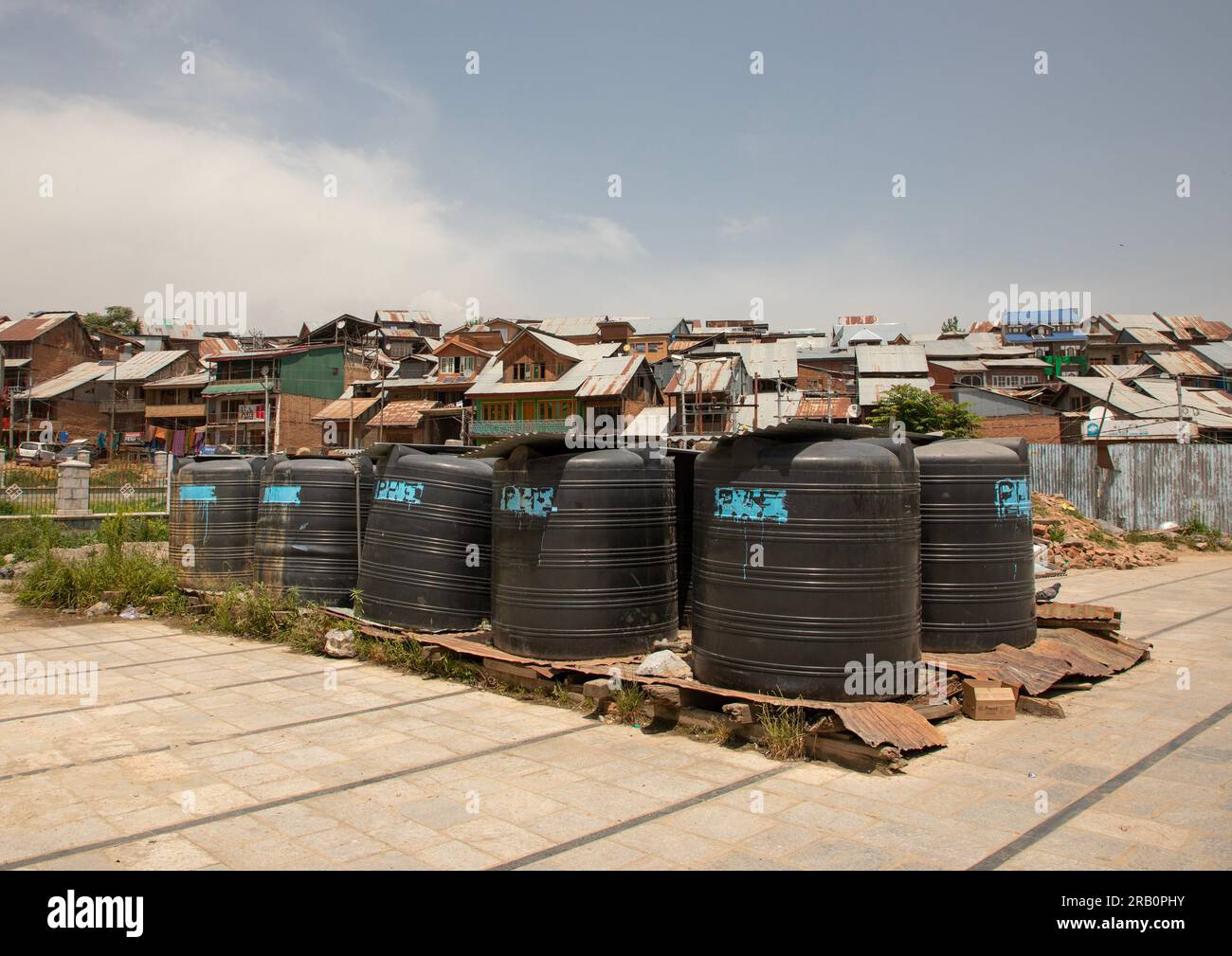 Plastik-Wassertank, Jammu und Kaschmir, Charar-E-Shrief, Indien Stockfoto