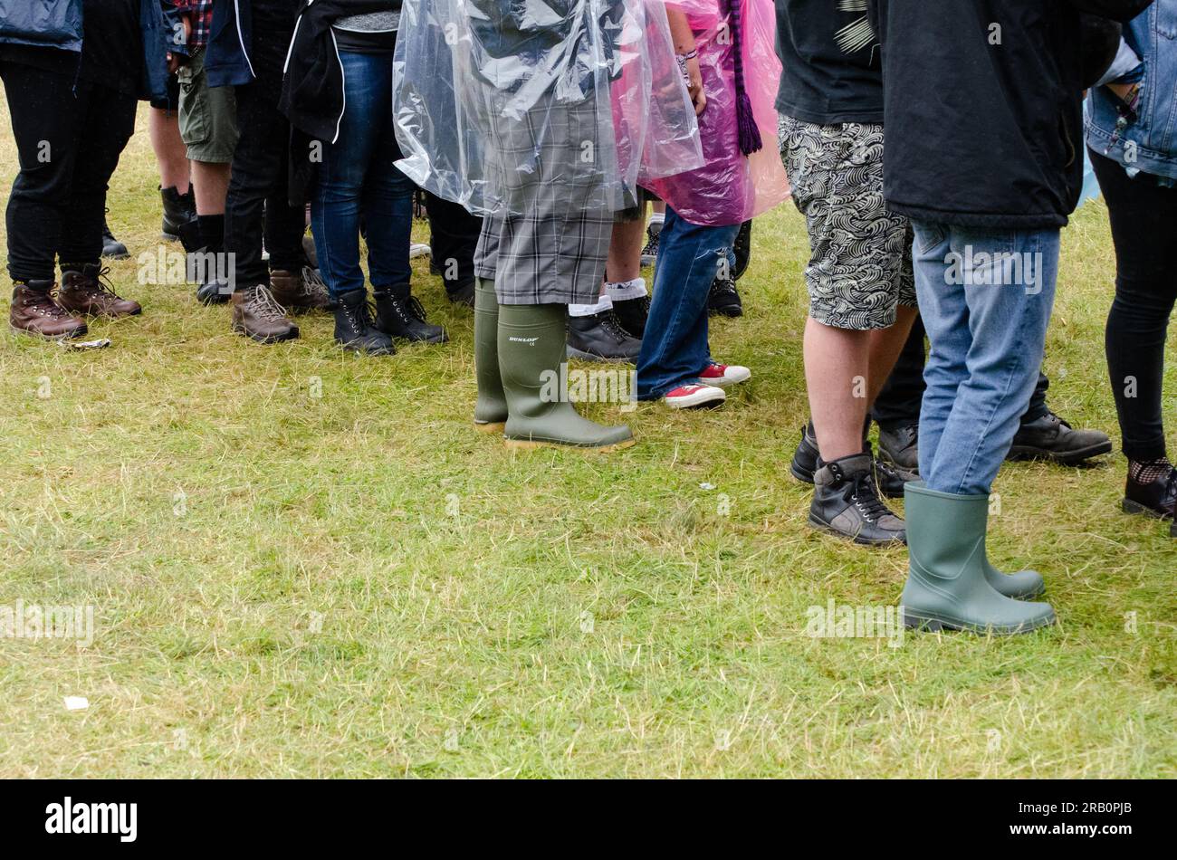 Rock-Fans stehen beim Sonisphere Rock Festival in Knebworth, Hertfordshire, Großbritannien in der Schlange. Veranstaltung bei schlechtem Wetter im Freien. Nasser Sommer Stockfoto