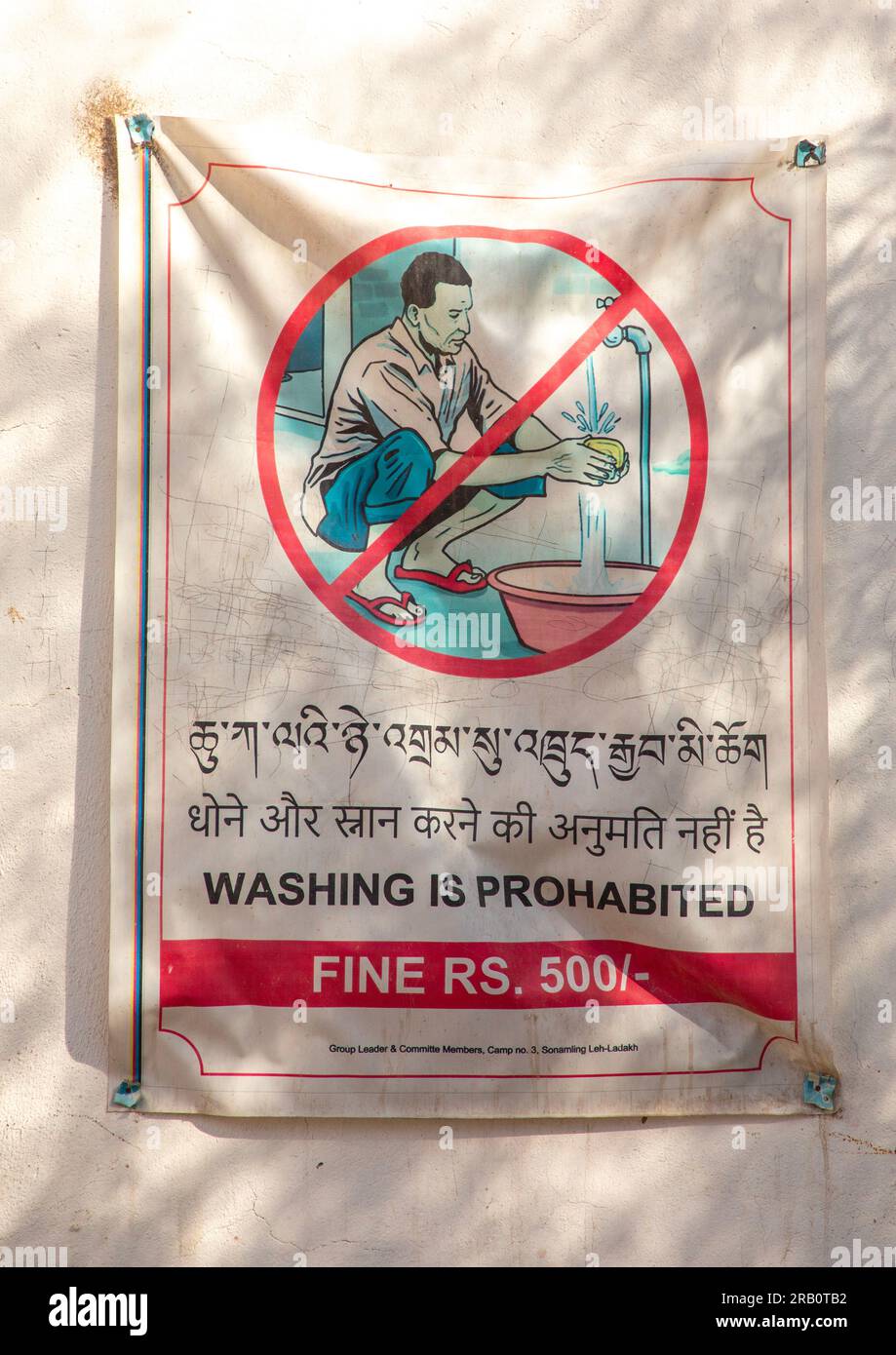 Poster zum Verbot der Verwendung von Wasser zum Waschen in der tibetischen Siedlung, Ladakh, Leh, Indien Stockfoto
