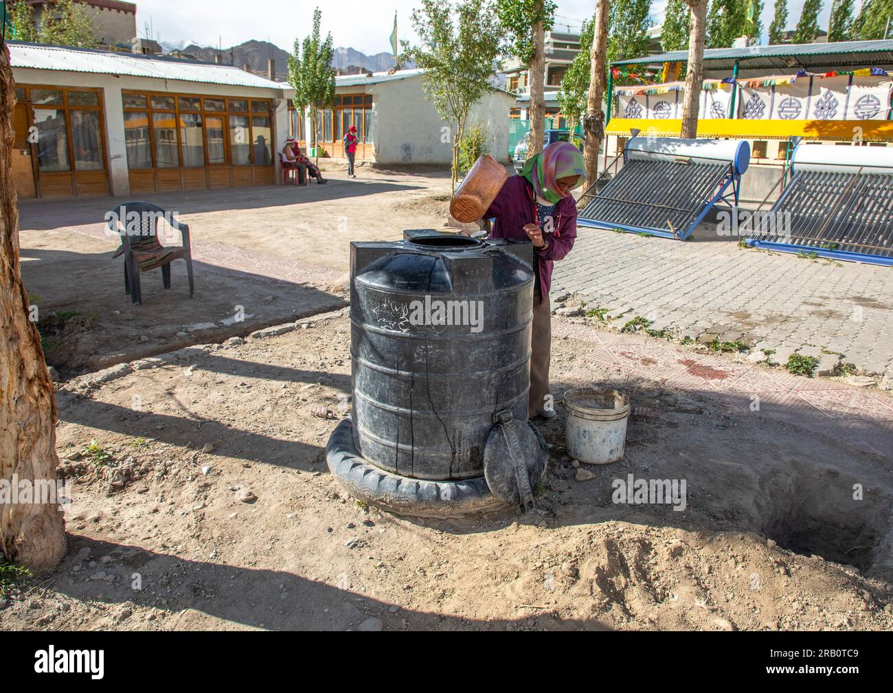 Plastic Water Storage Tank, Ladakh, Leh, Indien Stockfoto