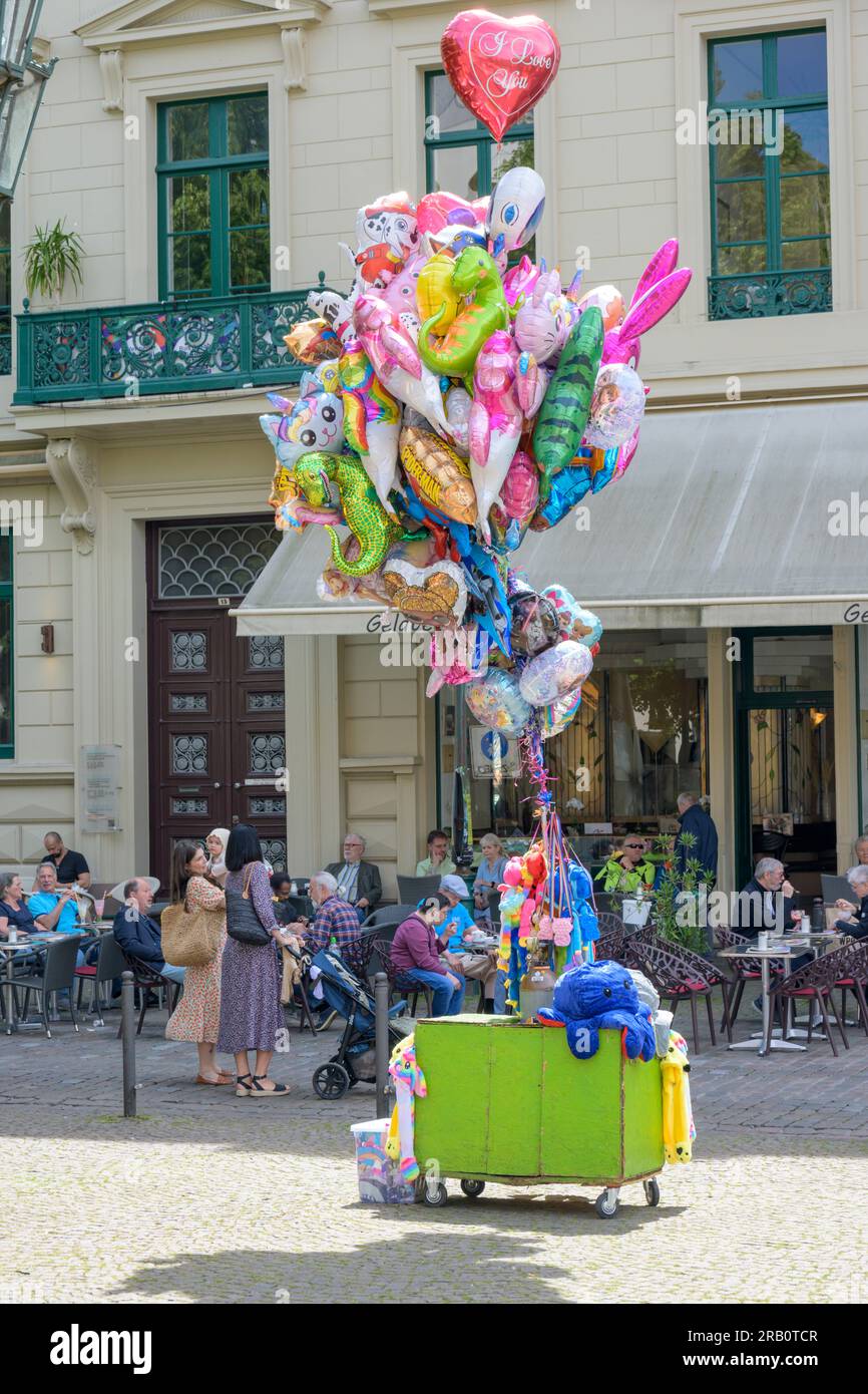 Deutschland, Nordrhein-Westfalen, Wuppertal, Ballons auf der Messe. Stockfoto