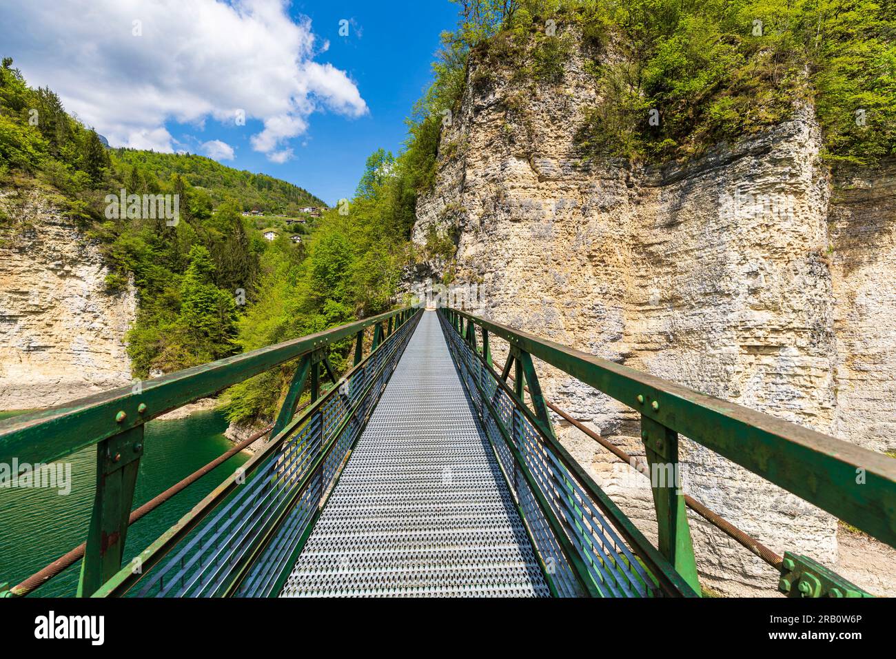 Italien Veneto (BL) See von Senàiga - Wanderweg um den See - der Catwalk Stockfoto