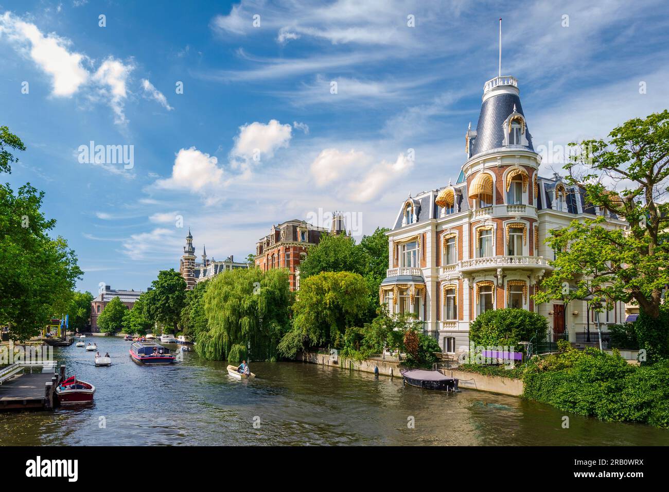 Kanal in Amsterdam, Niederlande an einem sonnigen Tag Stockfoto