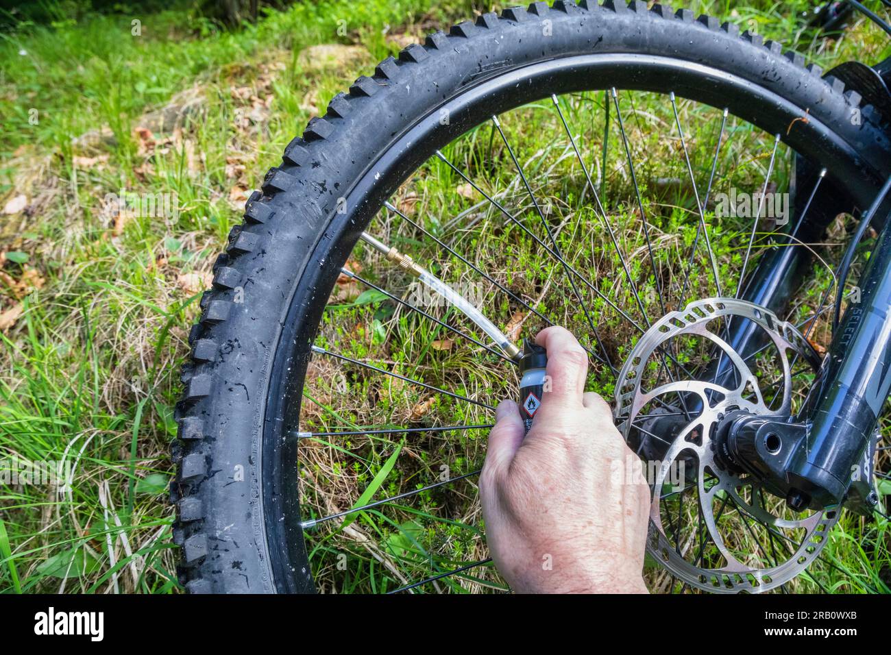Schnelle Durchstichreparatur mit Sprühschaum an einem E-Bike MTB-Rad Stockfoto