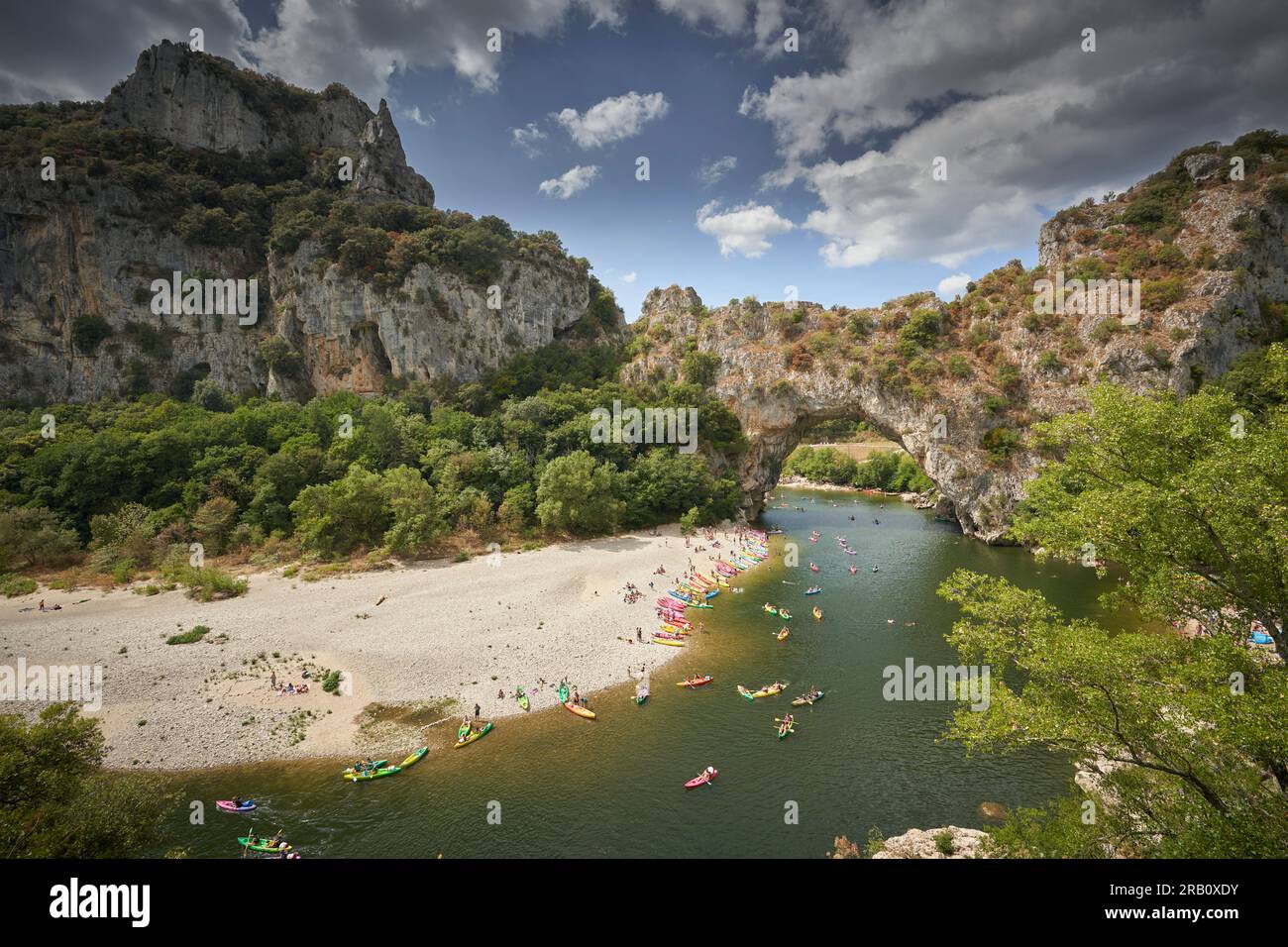 Kanufahrer und Badende in der Ardeche-Schlucht in der Pont d'Arc bei Vallon-Pont d'Arc, Ardeche, Auvergne, Frankreich, Stockfoto