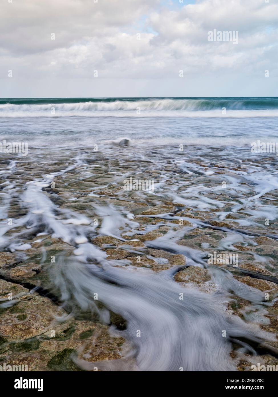Klippen, Kreideküste, Kreideklippen, sehenswert, sehenswert, Landschaftlich reizvolle Schönheit, malerischer Ort, Impressionismus, Strand, Stein, Steinstrand, Klippe, Kreidewand, Welle, Wasser, Meer, Himmel, Riff, Brandung, Whitecap, Felsbogen, Felsnadel, Küstenlandschaft Stockfoto