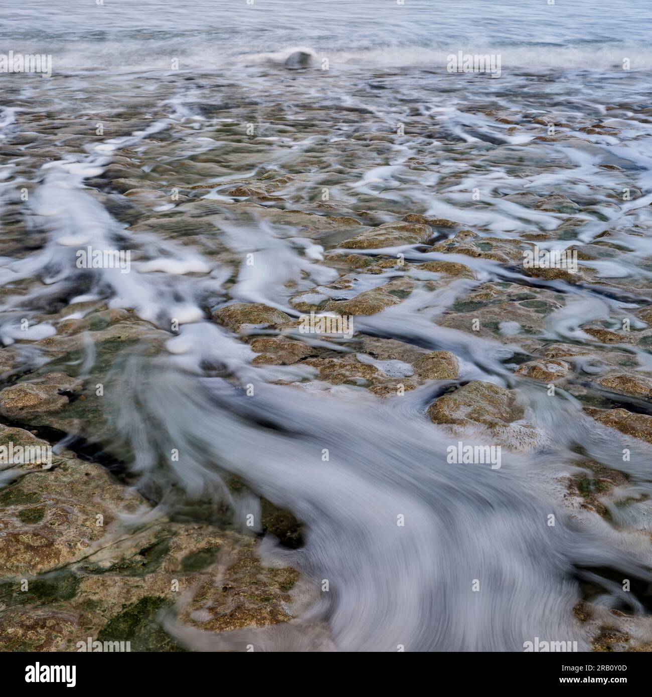 Klippen, Kreideküste, Kreideklippen, sehenswert, sehenswert, Landschaftlich reizvolle Schönheit, malerischer Ort, Impressionismus, Strand, Stein, Steinstrand, Klippe, Kreidewand, Welle, Wasser, Meer, Himmel, Riff, Brandung, Whitecap, Felsbogen, Felsnadel, Küstenlandschaft Stockfoto