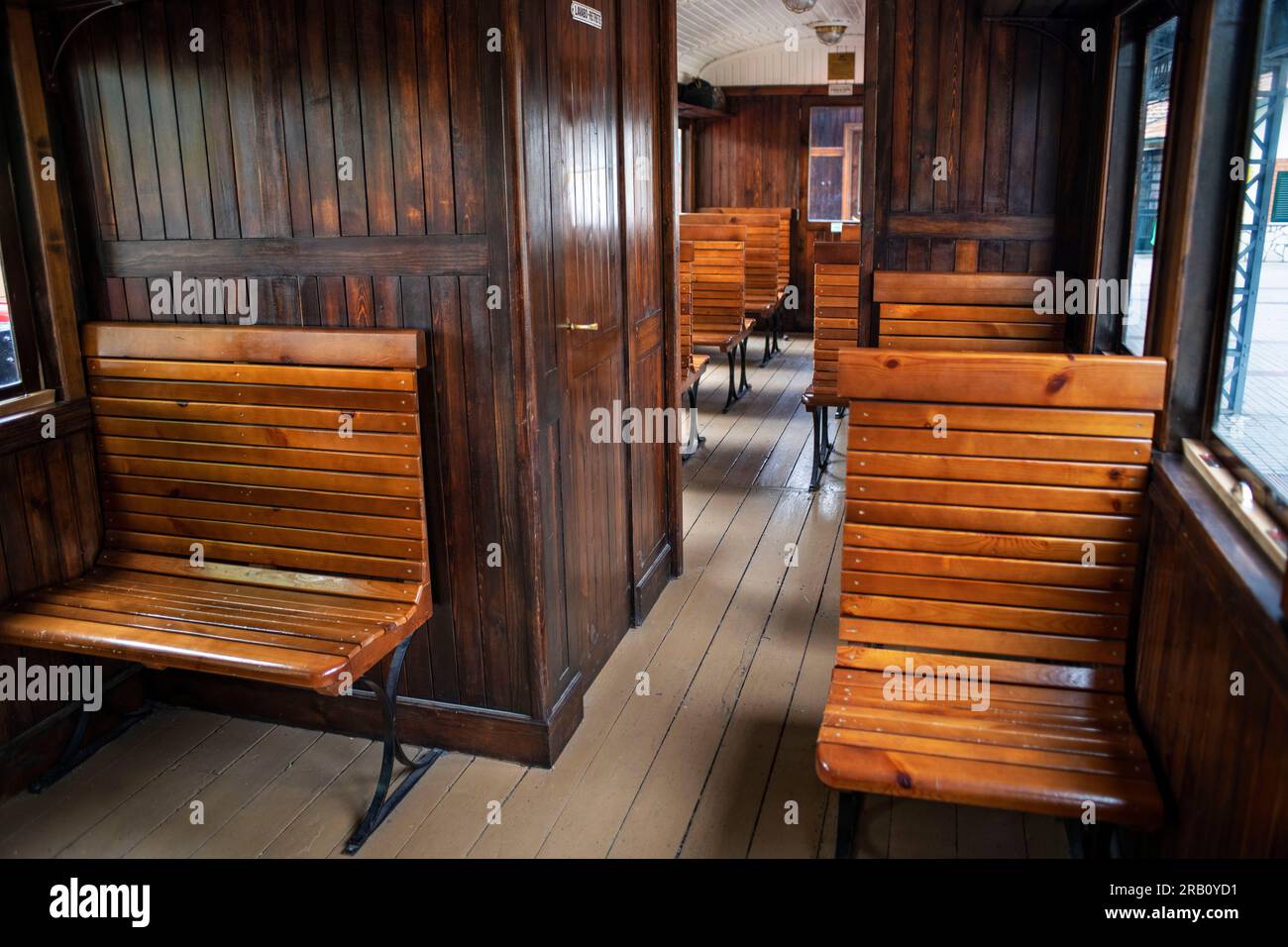 Innenbus des El Tren de Arganda-Zuges oder des Tren de la Poveda-Zuges in Arganda del Rey, Madrid, Spanien. Im Jahr 1990 hat eine Gruppe von Eisenbahnenthusiasten übernommen Stockfoto