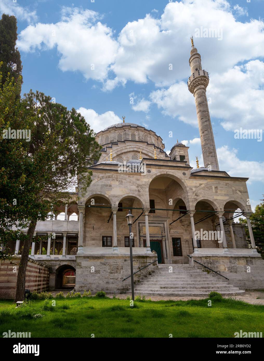 Ayazma Moschee oder Ayazma Camii, eine osmanische Barockmoschee im Stadtteil Uskudar, Istanbul, Türkei, auf der asiatischen Seite der Bosporusstraße Stockfoto