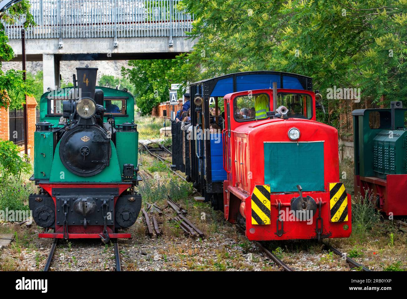 Lokomotiven des Zuges El Tren de Arganda oder des Zuges Tren de la Poveda in Arganda del Rey, Madrid, Spanien. Im Jahr 1990 hat eine Gruppe von Eisenbahnenthusiasten übernommen Stockfoto