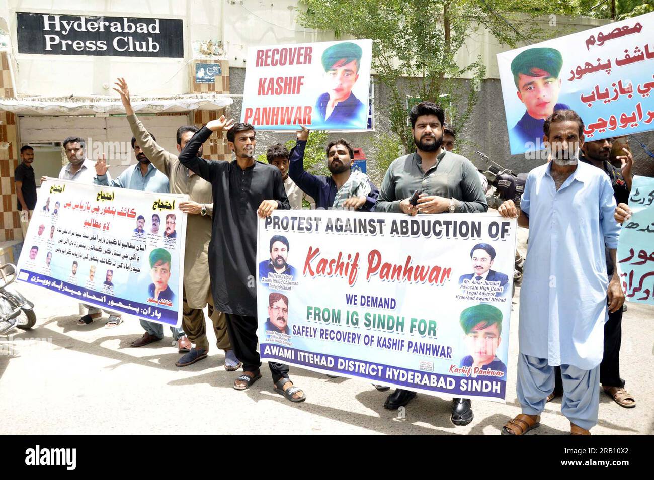 Hyderabad, Pakistan, 6. Juli 2023. Mitglieder von Panhwar Ittehad halten am Donnerstag, den 6. Juli 2023, im Presseclub Hyderabad eine Protestdemonstration für die Wiedererlangung von Kashif Panhwar ab. Stockfoto