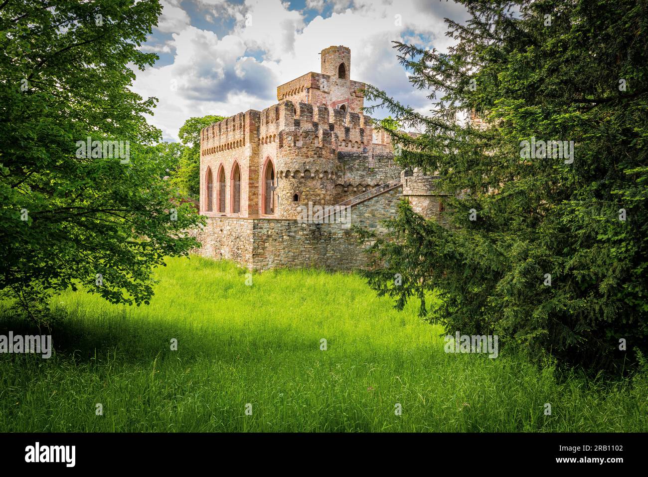 Mosburg im Palastpark Wiesbaden-Biebrich, der barocken Residenz der Herzöge von Nassau, ein riesiger Park, in dem die berühmten Showjumping-Turniere in Whitsun stattfinden Stockfoto