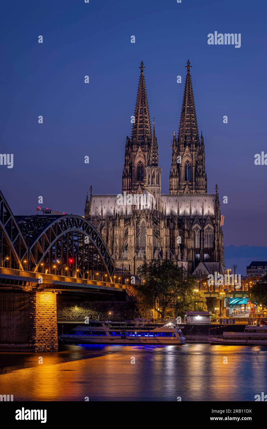 Beleuchteter Kölner Dom in der Abenddämmerung. Köln, Nordrhein-Westfalen, Deutschland. Stockfoto