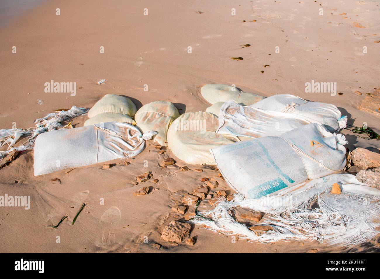 Strandverschmutzung an den Stränden von Tunesien, Nordafrika Stockfoto
