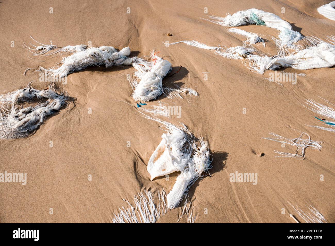 Strandverschmutzung an den Stränden von Tunesien, Nordafrika Stockfoto