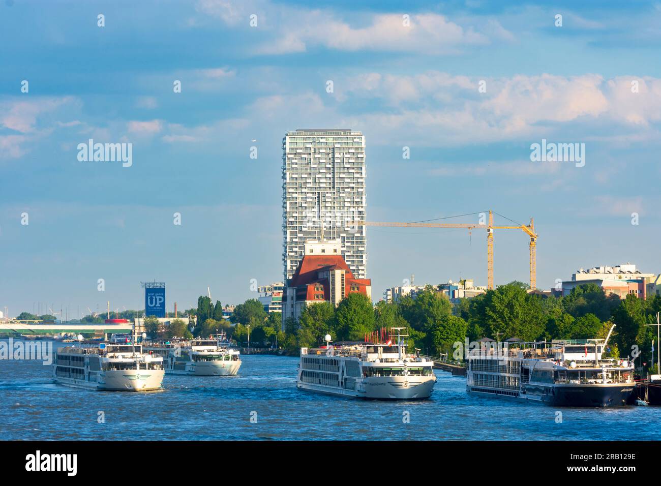 Wien, Kreuzfahrtschiffe auf der Donau (Donau), Marina Tower im Jahr 02. Leopoldstadt, Österreich Stockfoto