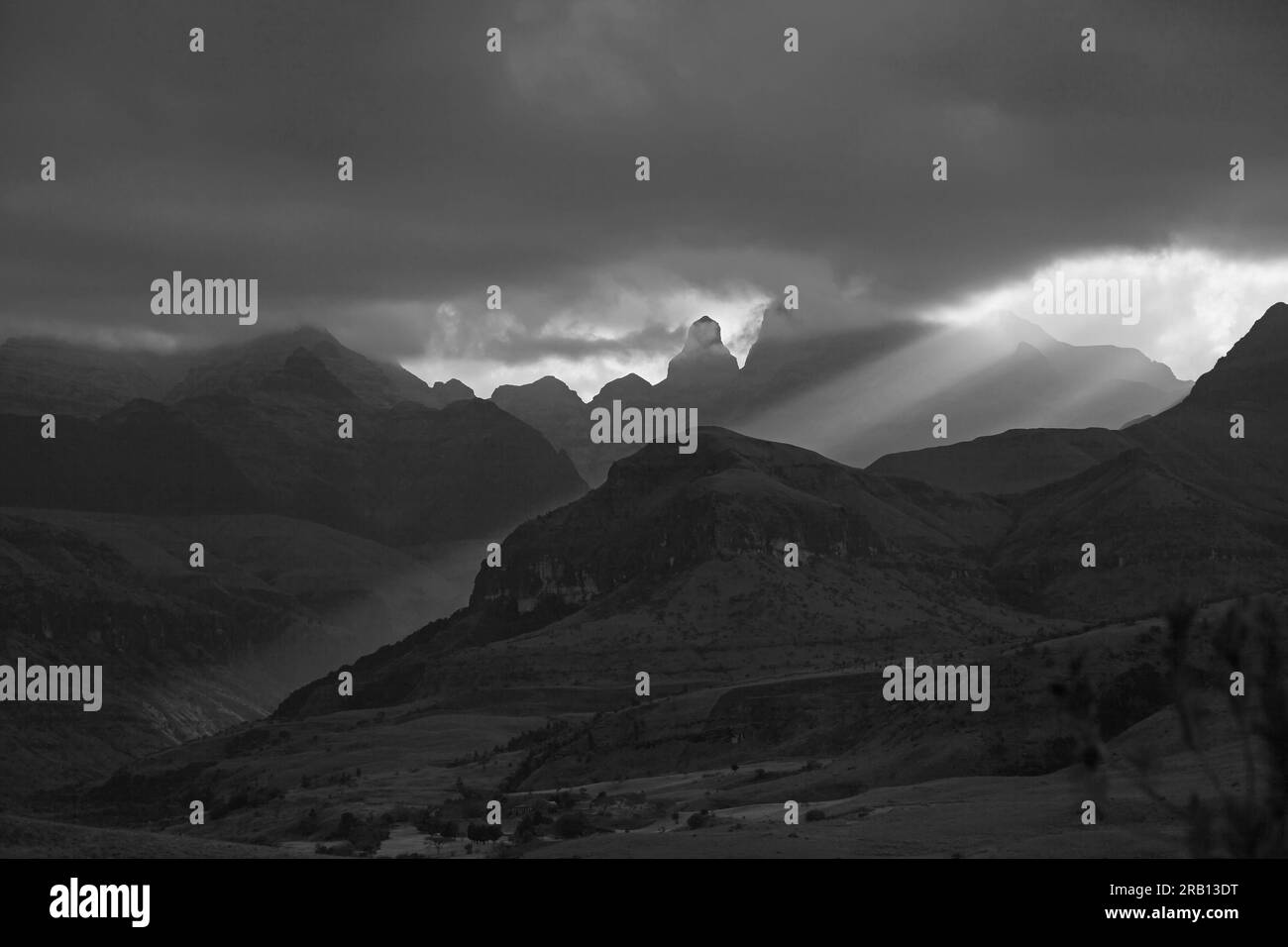Schwarzweiß-Stormy Drakensberg Sunset 15826 Stockfoto