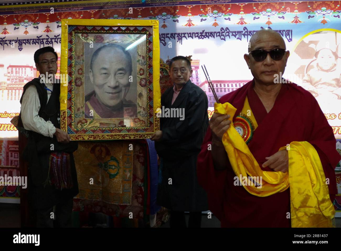 Am 6. Juli 2023 in Kathmandu, Nepal. Menschen aus der tibetischen Gemeinde tragen traditionelle Kleidung und tragen das Porträt des spirituellen Anführers „Dalai Lama“ während seiner 88. Geburtstagsfeier in der Schule in Kathmandu. (Foto: Abhishek Maharjan/Sipa USA) Guthaben: SIPA USA/Alamy Live News Stockfoto