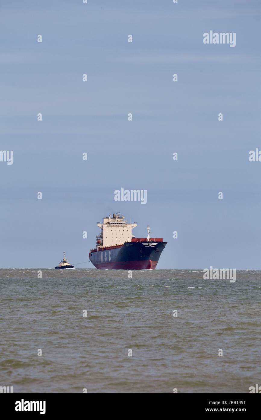 Containerschiff MSC Hong Kong V, unterstützt von Schlepper Svitzer Shotley beim Einlaufen in den Hafen von Felixstowe. Stockfoto