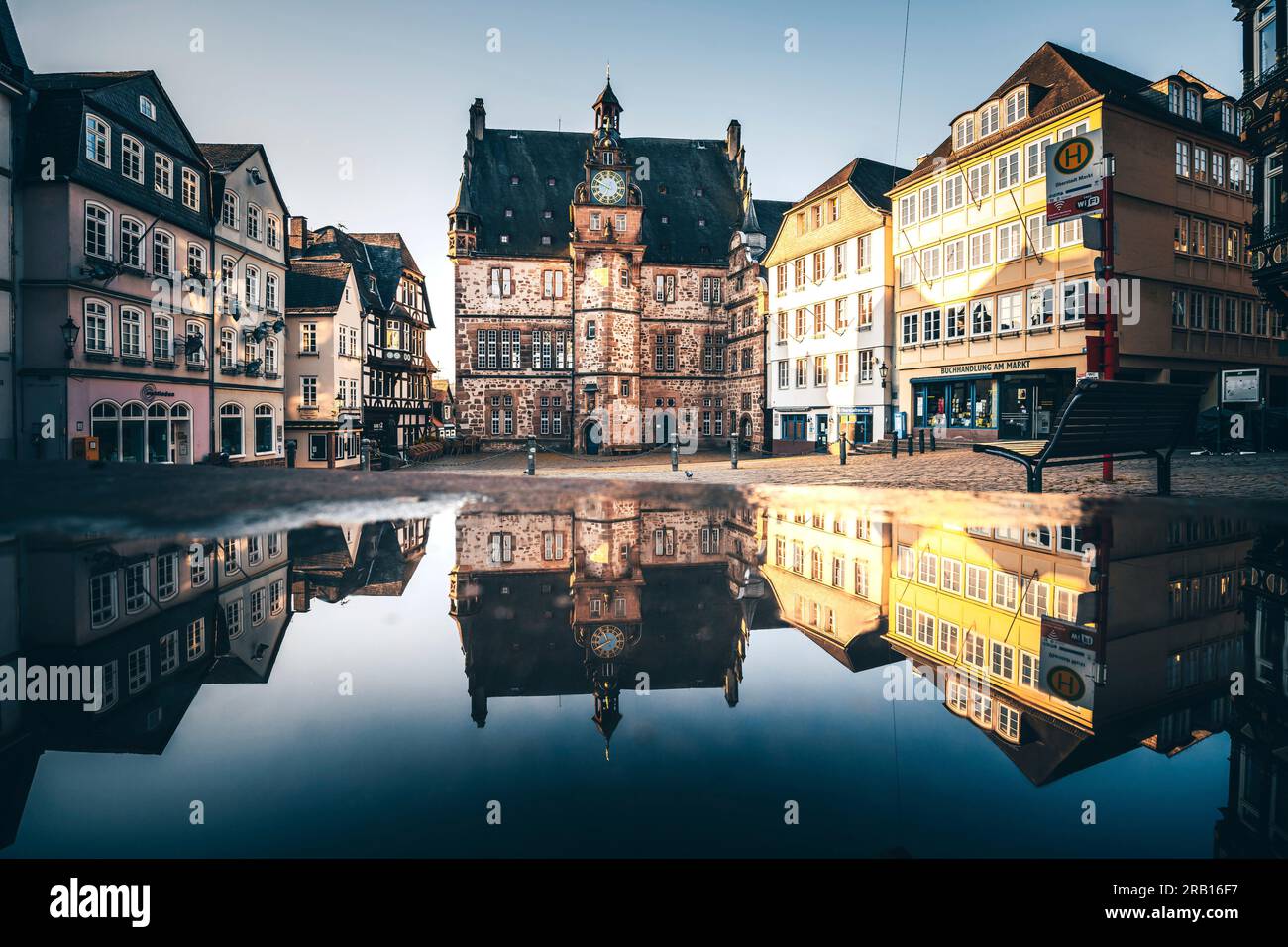 Historischer Marktplatz von Marburg, Fachwerkhäuser und das Rathaus spiegeln sich in einer Pfütze wider, Hessen, Deutschland Stockfoto