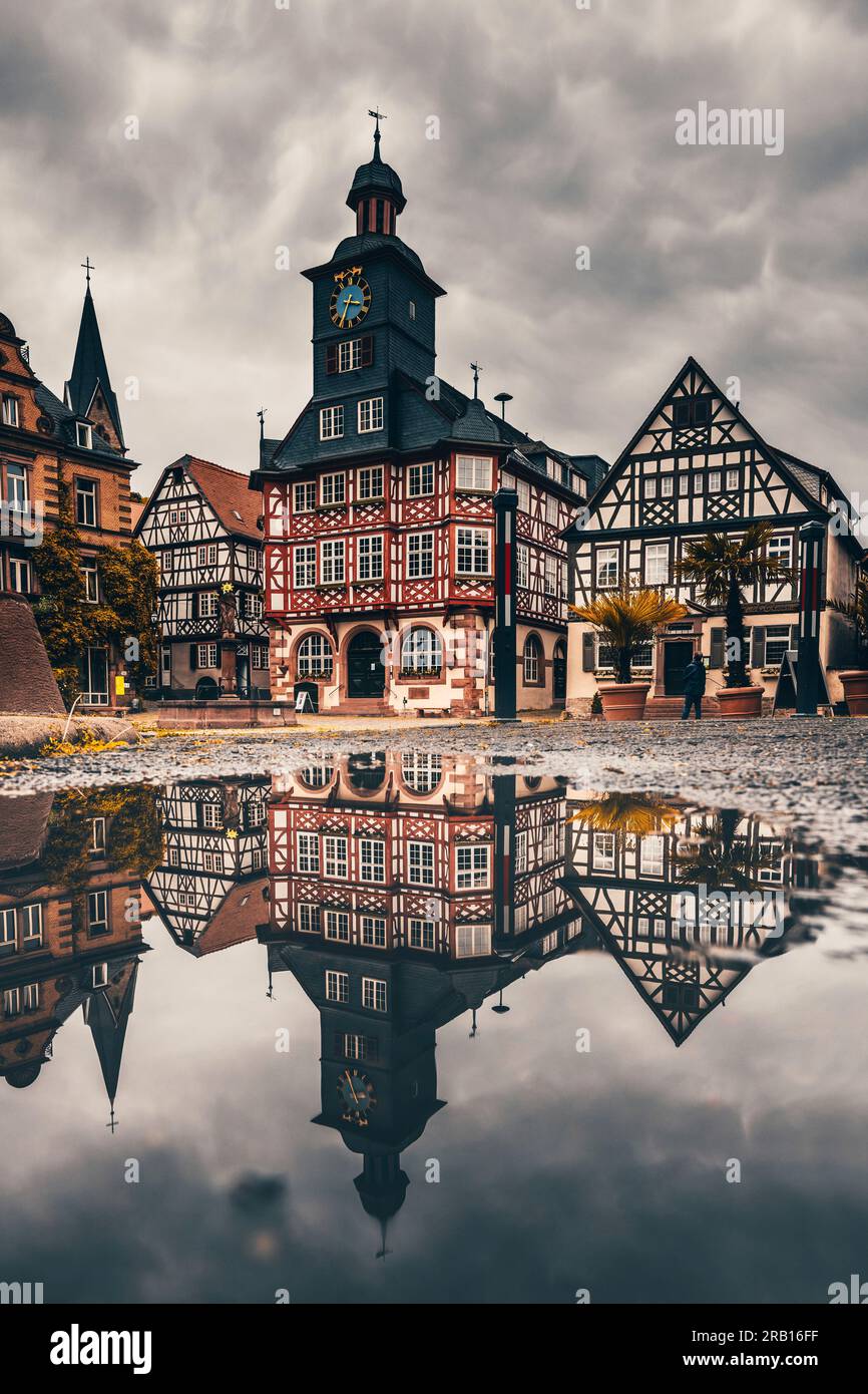 Fachwerkhäuser und Rathaus in der Altstadt von Heppenheim, Marktplatz ohne Menschen, Regenwolken, Heppenheim, Deutschland Stockfoto