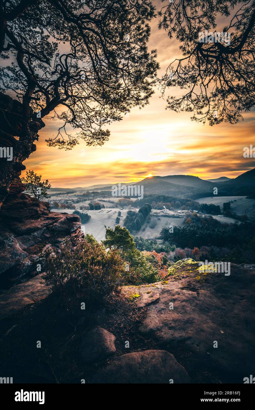 Wunderschöne Aussicht von den Gipfeln in Pfälzerwald, malerische Aussicht auf eine Landschaft mit viel Natur, Hügeln, Wald und Sonnenaufgang in schönen warmen Farben, Rheinland-Pfalz, Deutschland Stockfoto