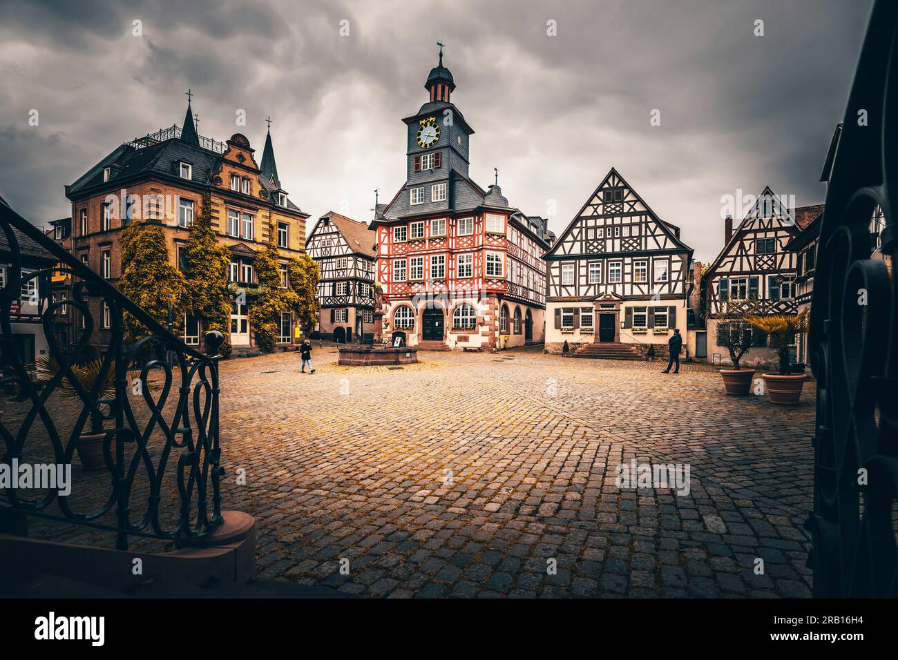 Fachwerkhäuser in einer Altstadt, Marktplatz ohne Menschen. Das Ruderhaus wurde am Tag mit Regenwolken aufgenommen, in Heppenheim Deutschland. Stockfoto