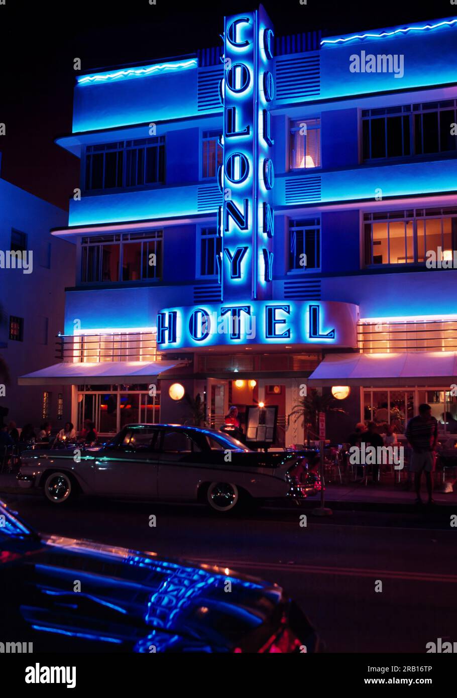 Ocean Drive bei Nacht, The Colony Hotel, Miami Beach, Florida, USA, Stockfoto