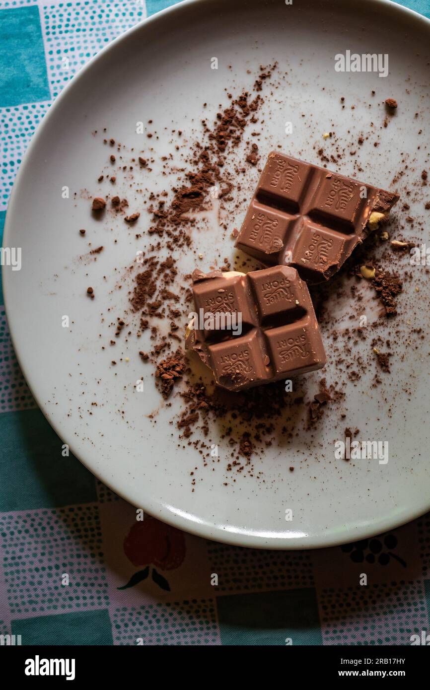 Ritter Sport Dark Chocolate mit Stücken auf weißem Teller Stockfoto