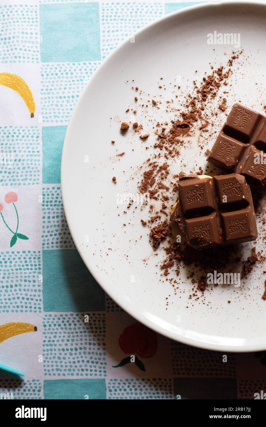 Ritter Sport Dark Chocolate mit Stücken auf weißem Teller Stockfoto
