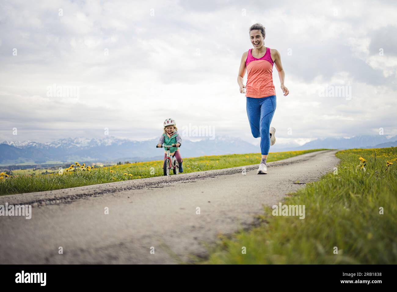 Mutter und Tochter treiben zusammen Sport Stockfoto