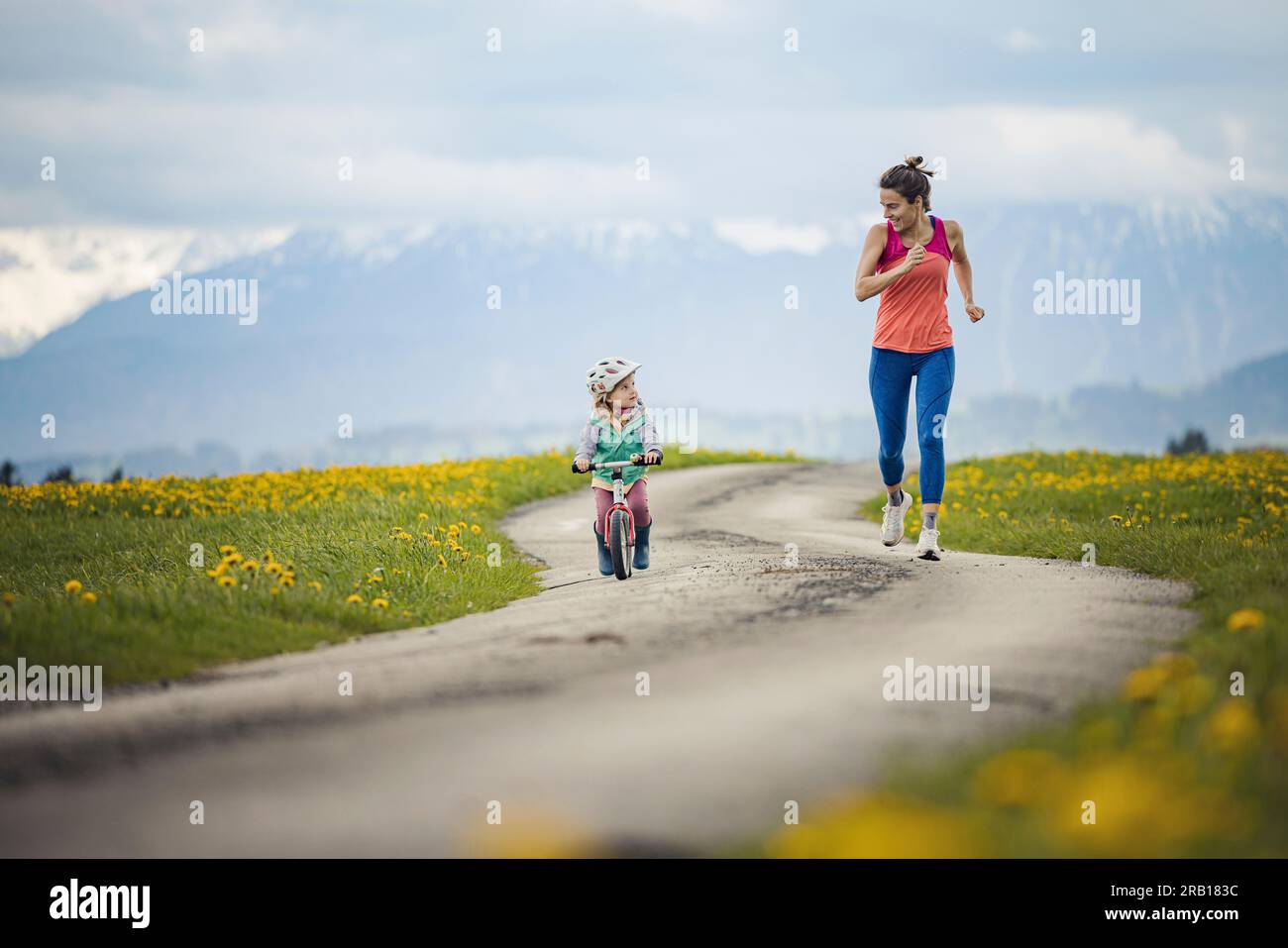 Mutter und Tochter treiben zusammen Sport Stockfoto