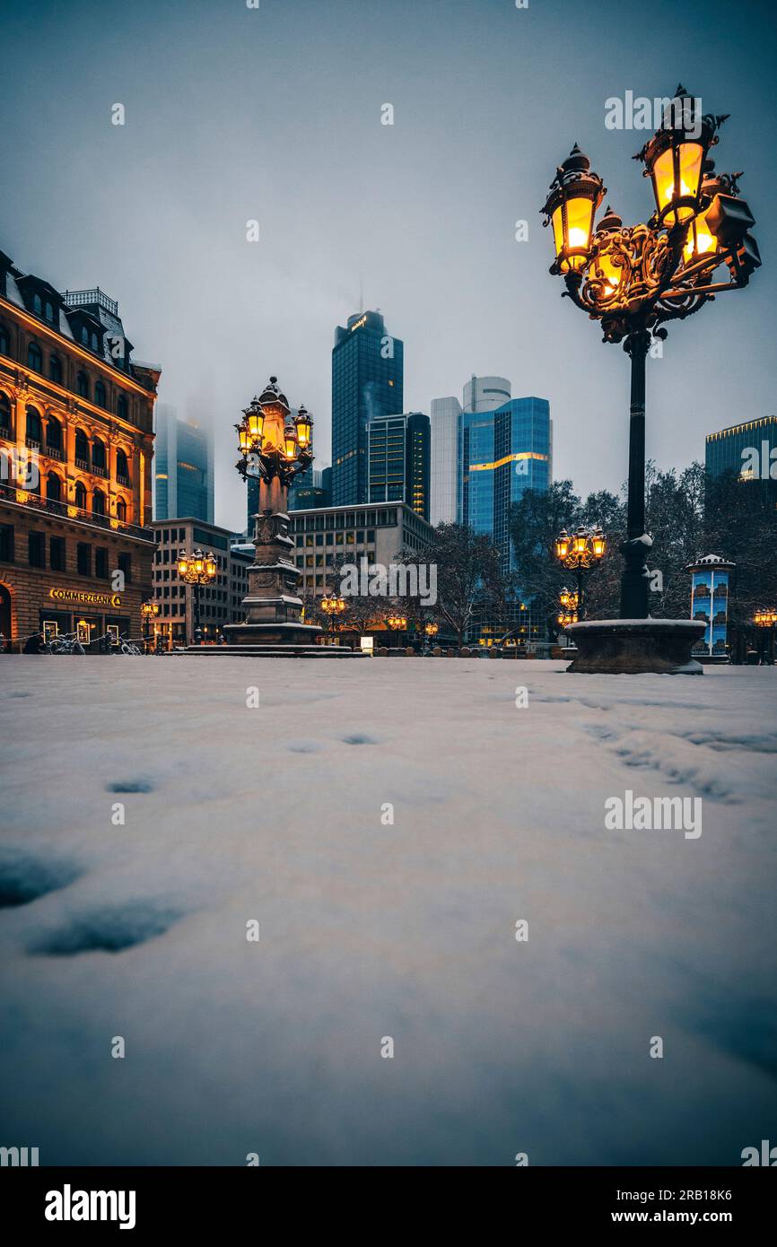 Frankfurt am Main im Schnee, ein seltener Anblick, die Skyline und die Innenstadt mit ihren Wolkenkratzern nach dem Schneefall, Hessen, Deutschland Stockfoto