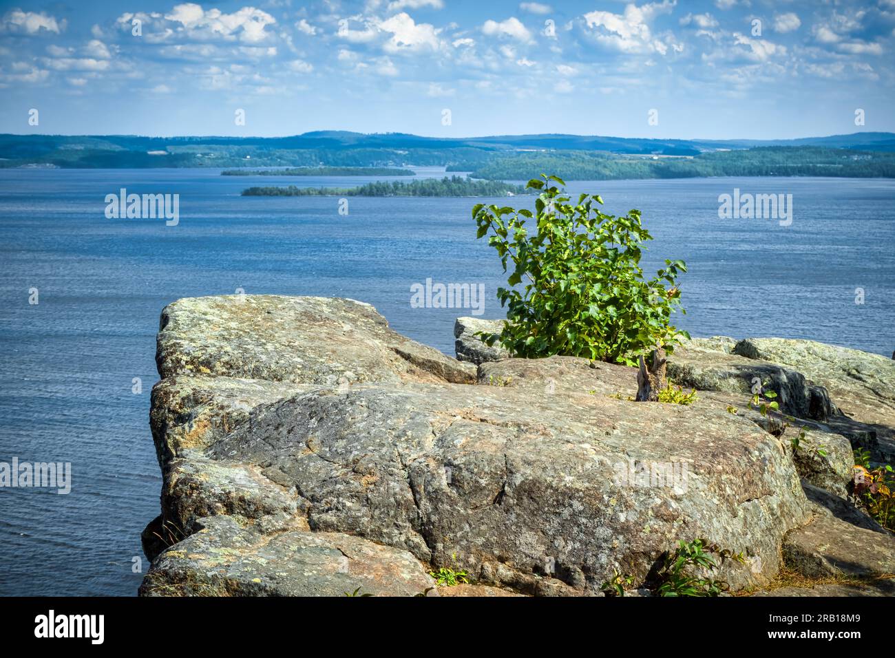 Von den dramatischen Klippen des Devil's Rock, Panoramablick auf Lake Temiskaming in North Cobalt, Temiskaming Shores, Ontario, Kanada Stockfoto