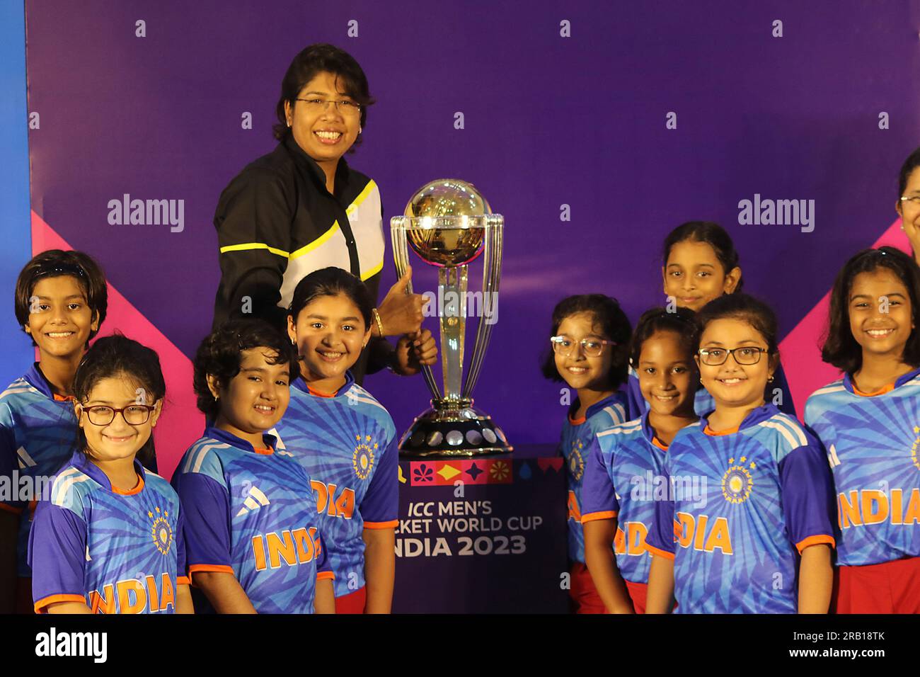 Kalkutta, Indien. 06. Juli 2023. Schülerinnen jubeln die ehemalige indische Cricketerin Jhulan Goswami neben der Trophäe der ICC Männer-Weltmeisterschaft des International Cricket Council, während sie die Trophäe in einer Schule besichtigen. Am 6. Juli 2023 in Kalkutta, Indien. (Kreditbild: © Dipa Chakraborty/Eyepix via ZUMA Press Wire) NUR REDAKTIONELLE VERWENDUNG! Nicht für den kommerziellen GEBRAUCH! Stockfoto