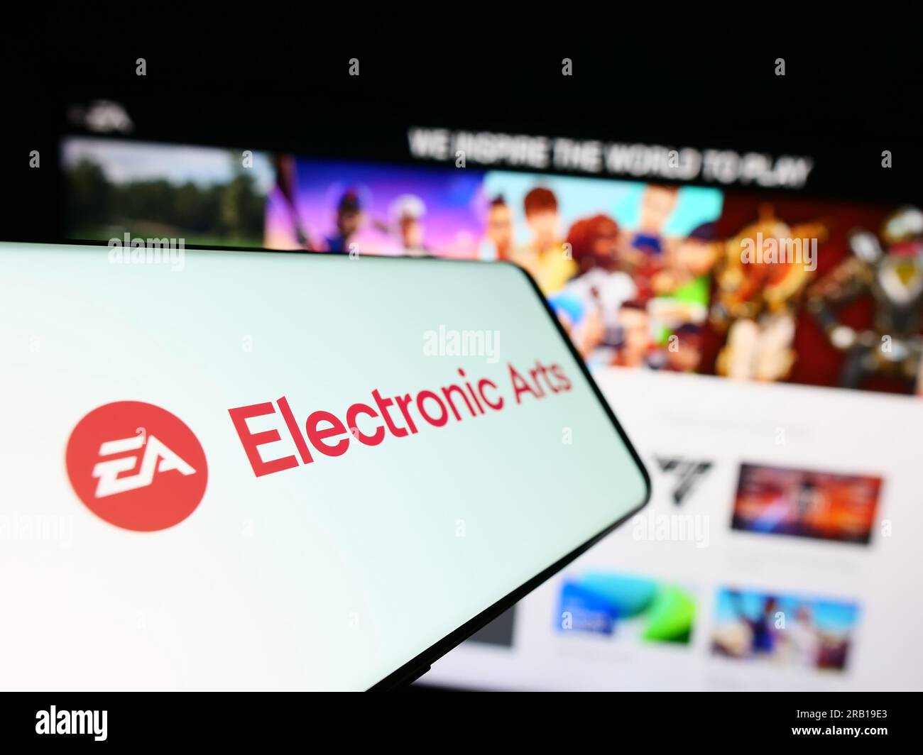 Handy mit Logo des Videospielunternehmens Electronic Arts Inc (EA) auf dem Bildschirm vor der Website. Fokus auf die Mitte links des Telefondisplays. Stockfoto