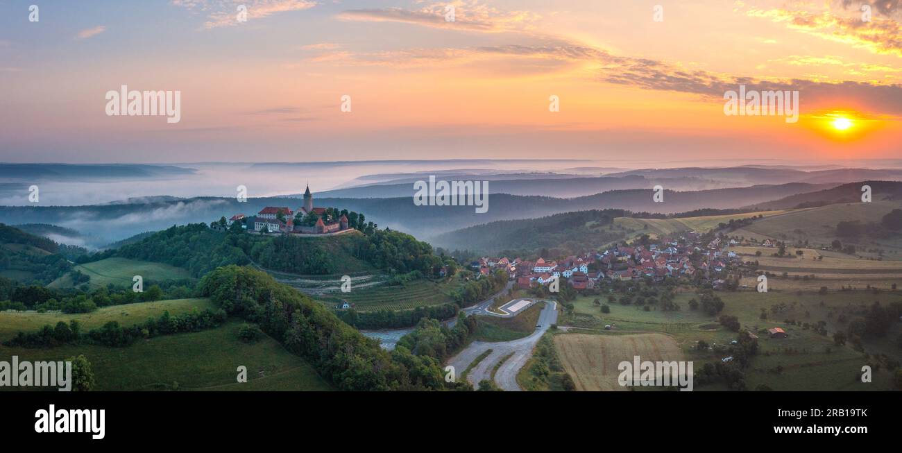 Das Dronenpanorama der Leuchtenburg in Thüringen. Stockfoto