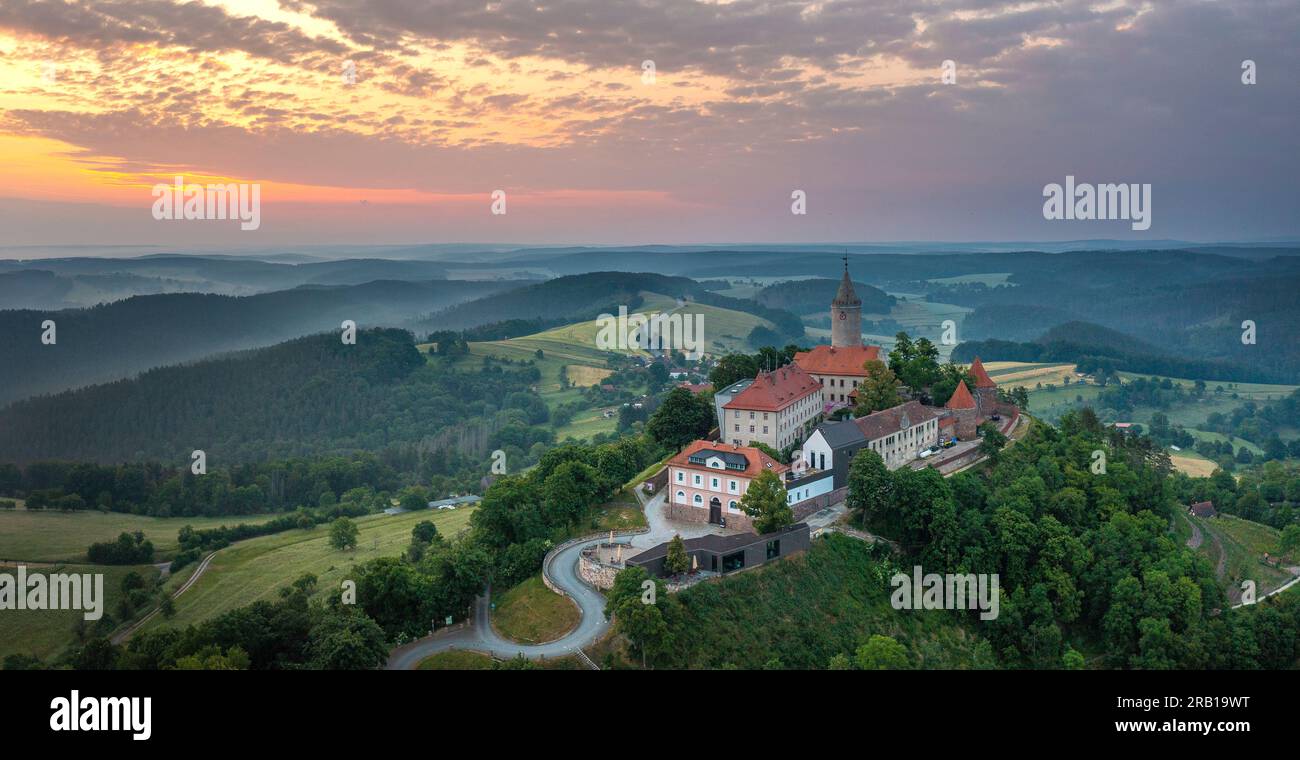 Das Dronenpanorama der Leuchtenburg in Thüringen. Stockfoto