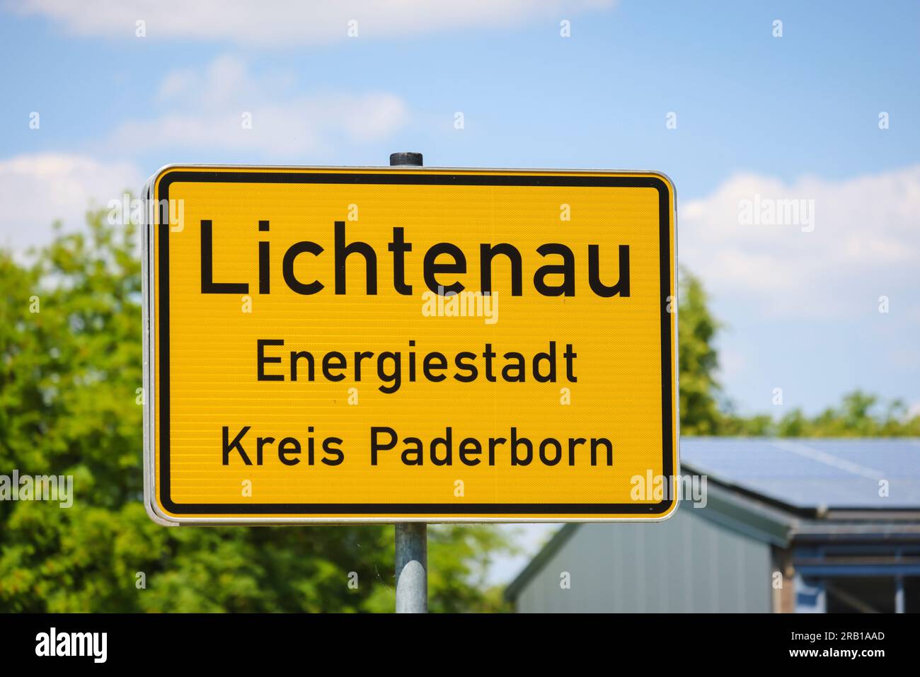 Lichtenau, Nordrhein-Westfalen, Deutschland - Wegweiser zum Stadteingang Lichtenau Energiestadt Krei Paderborn. Der Windpark ist ein wichtiges Ausstellungsprojekt für den Klimaschutz in Ostwestfalen und für die Energiestadt Lichtenau. Stockfoto