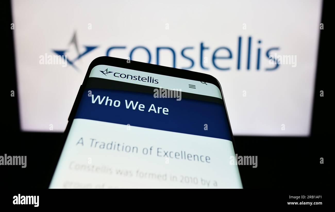 Smartphone mit Website der US-Sicherheitsfirma Constellis Holdings LLC auf dem Bildschirm vor dem Unternehmenslogo. Fokus auf oberer linker Seite des Telefondisplays. Stockfoto