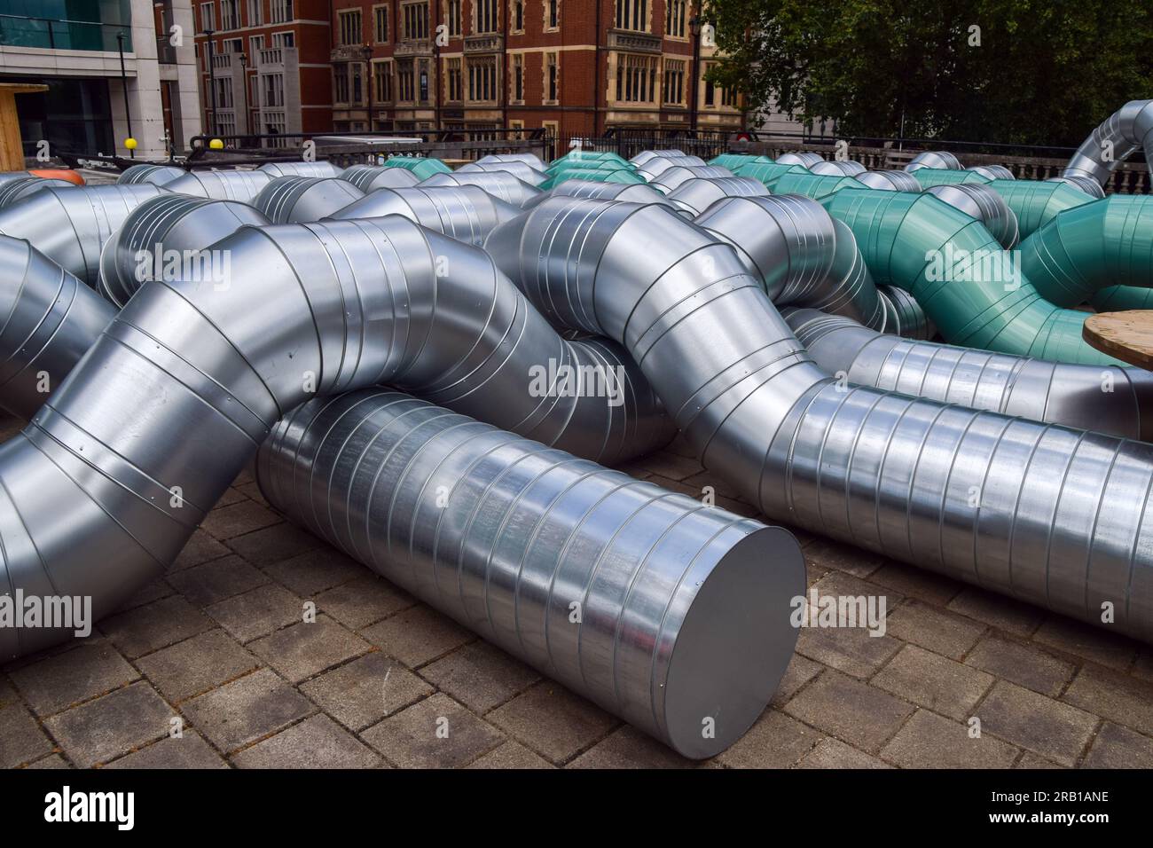 London, Großbritannien. 6. Juli 2023 "Slackwater" von Holly Hendry, eine neue Kunstinstallation auf der Tempelstation. Stockfoto