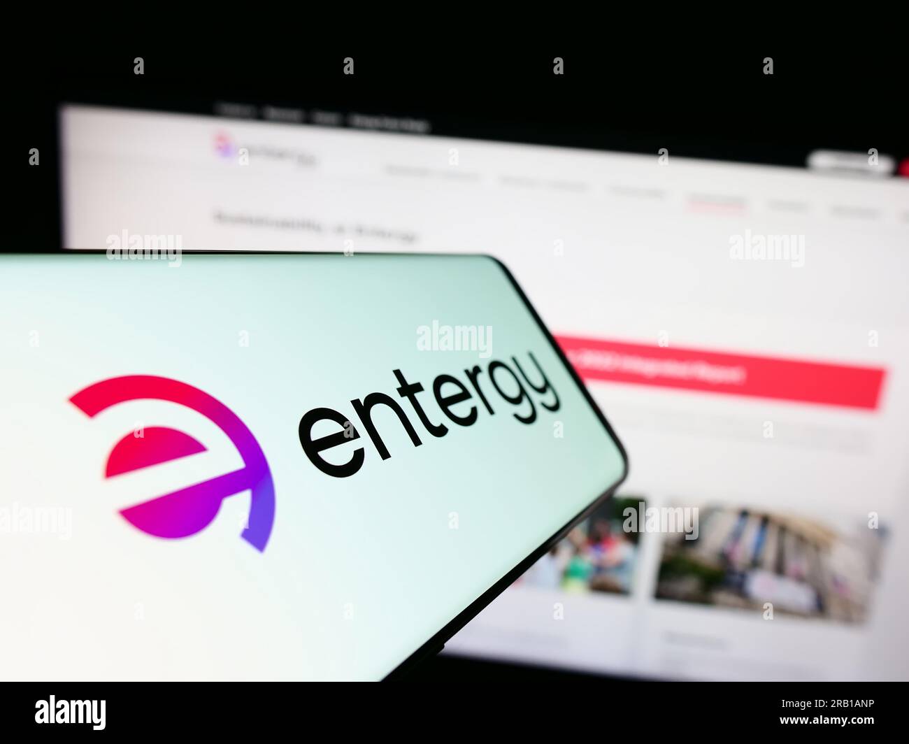 Handy mit Logo des amerikanischen Energieunternehmens Entergy Corporation auf dem Bildschirm vor der Business-Website. Fokus auf die Mitte links des Telefondisplays. Stockfoto