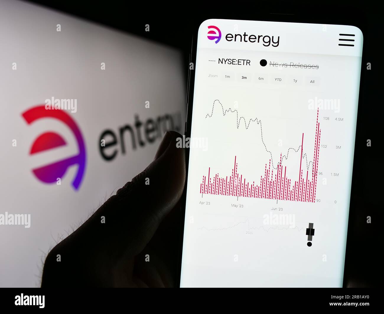 Person, die ein Smartphone mit einer Webseite des US-amerikanischen Energieunternehmens Entergy Corporation auf dem Bildschirm vor dem Logo hält. Konzentrieren Sie sich auf die Mitte des Telefondisplays. Stockfoto