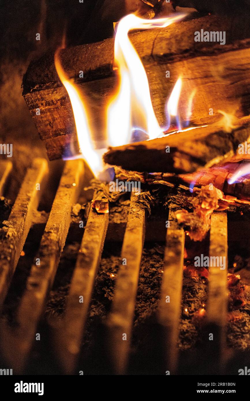 Nahaufnahme eines brennenden Brandes in einem offenen Kamin Stockfoto